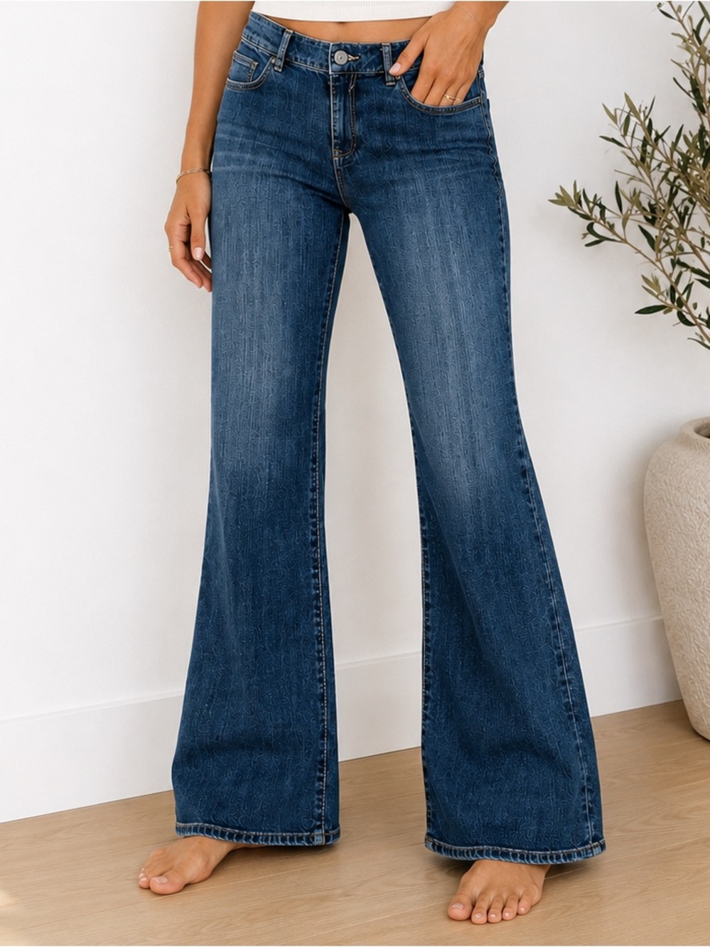 NWT Elie Tahari Woman’s NICOLA size 6 Mid Rise Flare Luxury Jeans